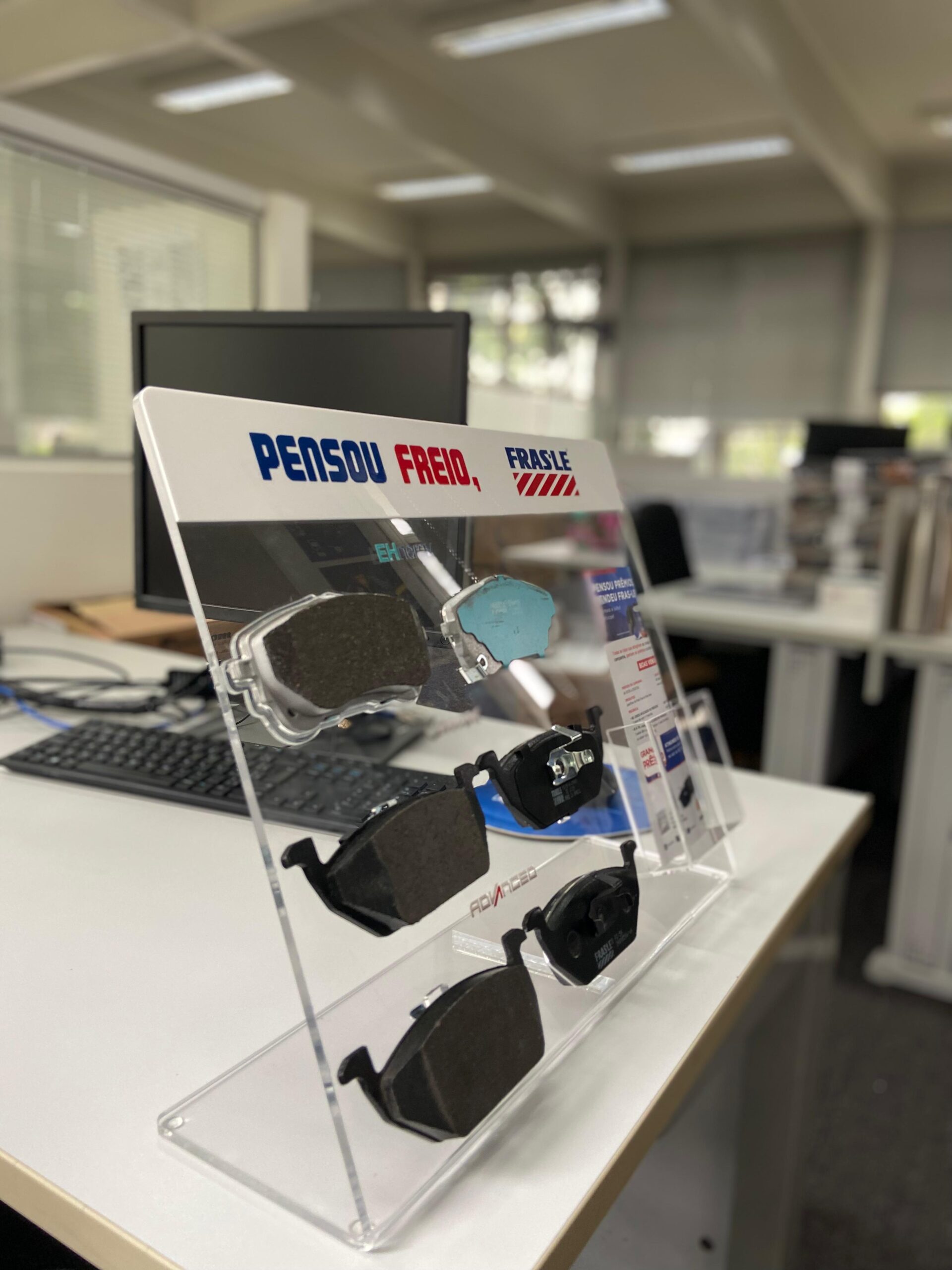 Expositor em Acrílico para Peças Automotivas